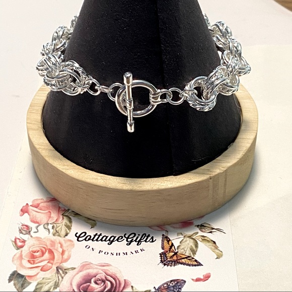 New Silvertone Linked Charm Bracelet/Pulseras